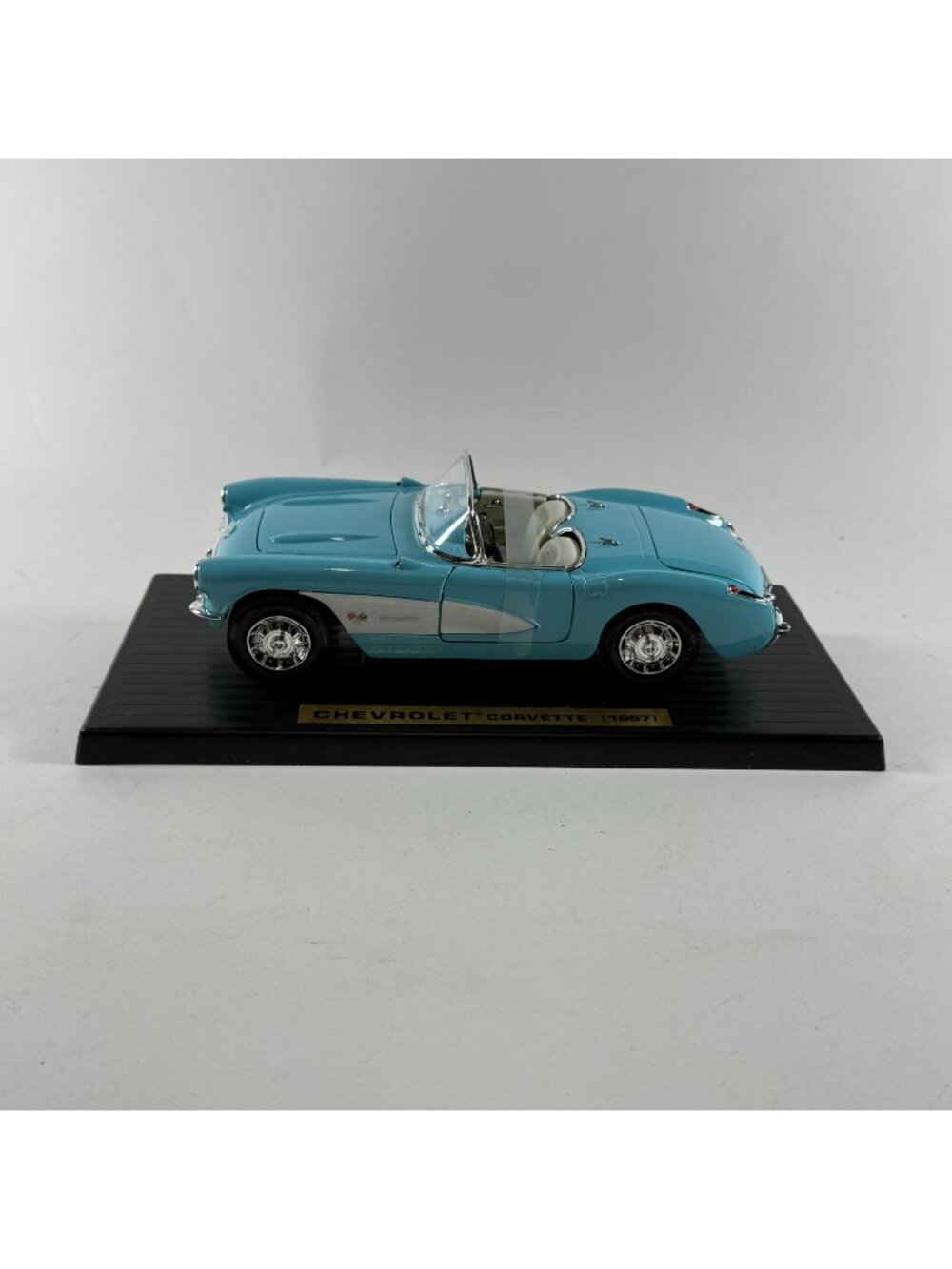 Road Legends 1957 Chevrolet Corvette Convertible 1:18 Diecast Blue White